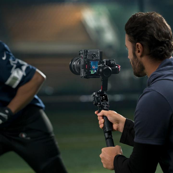 Image du produit DJI RS 4 Combo (Appareil photo à objectif interchangeable, Appareil photo reflex, 3 kg)