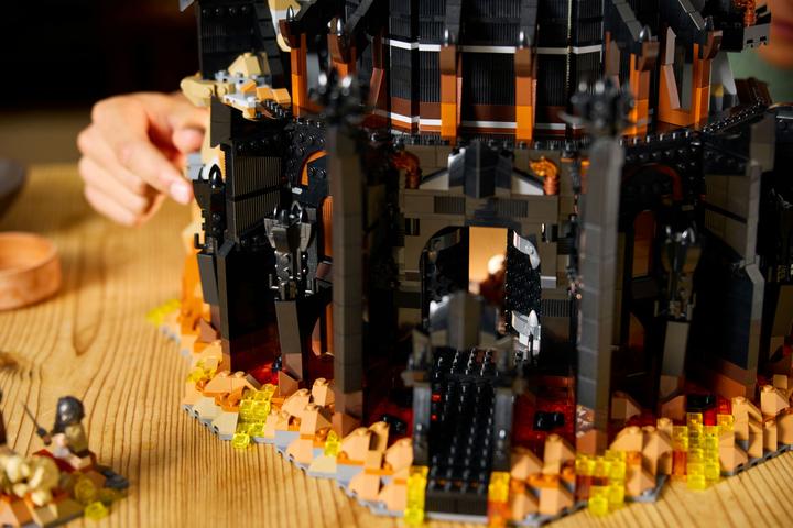 Immagine prodotto LEGO Il Signore degli Anelli: Barad-dûr (10333, LEGO Icons, Set LEGO rari)