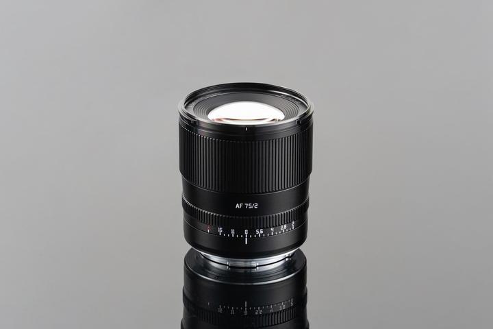 Produktbild TTArtisan AF 75mm f/2.0 Pana/Leica/Sigma L-Mount (Full Frame) (GTTAF7520-B-L) (L-Mount, Vollformat)
