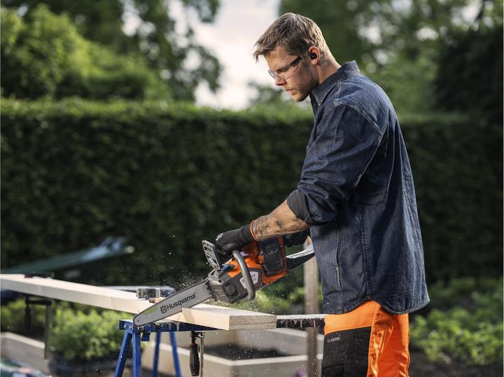 Actual product image Husqvarna 215i (Battery chain saw)