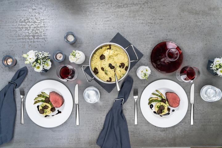 Actual product image Zwilling Pro serving spoon, silicone, 35cm