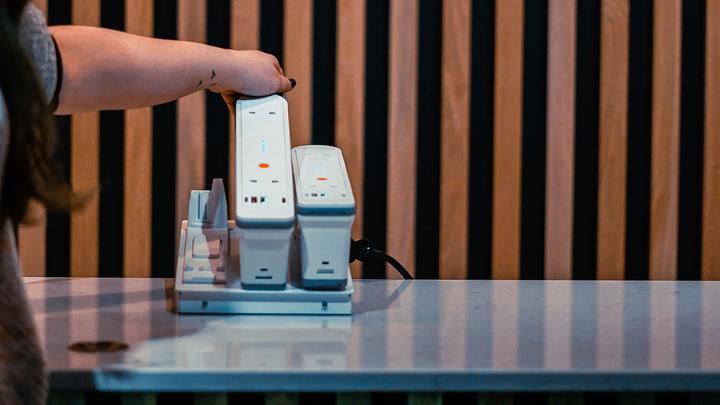 Produktbild Max Hauri LIBERTY QIKPAC Bundle Charger Base + 3 Akkus mit 2x USB-C 75W (150 W)