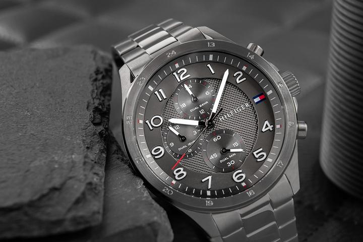 Actual product image Tommy Hilfiger Axel 1792008 (Chronograph, 45 mm)