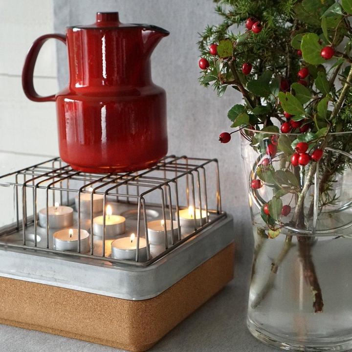 Produktbild Born in Sweden Kerzenständer mit Gitter und Korkschale aus recyceltem Aluminium