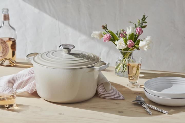 Produktbild Le Creuset Bräter hoch SIGNATURE Meringue (24 cm, Bräter + Schmortopf, Gusseisen)