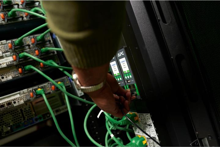 Actual product image APC NS Rack PDU Adv Met 7.4kW 1PH 230V 32A