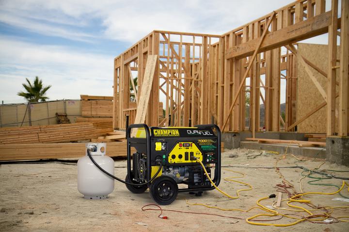Immagine prodotto Champion Power Equipment Generatore da 7000 watt a doppia alimentazione GPL/benzina (6000 W, 23 l)