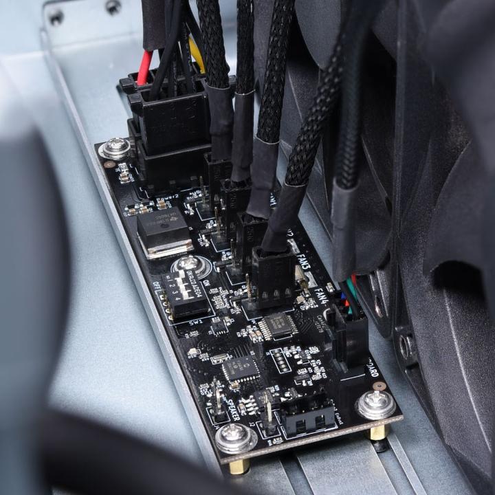 Actual product image Alphacool ES Guardian 4Port Powerfan Hub (4 Fan)