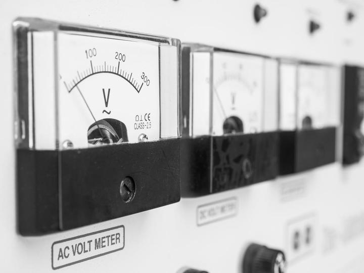 Produktbild Velleman ANALOGES EINBAU-SPANNUNGSMESSGERÄT 15 V DC / 70 x 60 mm