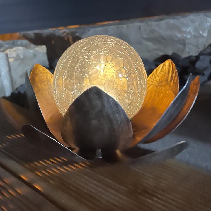 Produktbild EZ Solar Lotusblume Solar LED Gartenlicht mit einer warmweissen LED, Solarpanel und Akku (IP44)