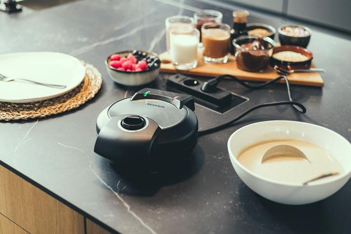 Image du produit Severin 2103 Acier inoxydable brossé-noir, 1300 W, forme de coeur, nombre de galettes 5