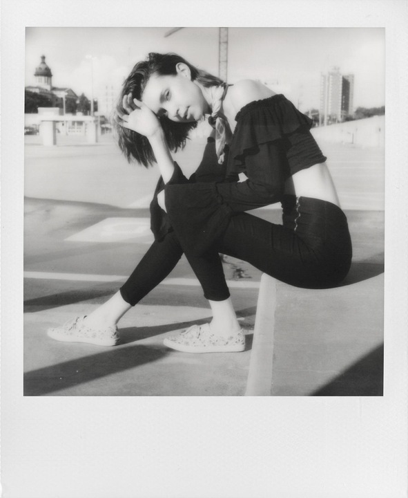 Actual product image Polaroid B&W Film SX-70 (8Photos) (SX-70)