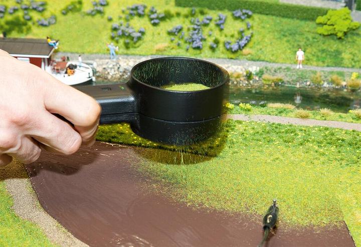 Image du produit Faller Les fibres herbeuses sont chargées électrostatiquement avec cet appareil. Une pose verticale des fib