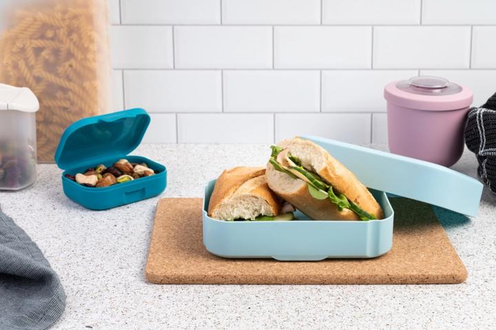 Actual product image Amuse BASIC Lunchbox medium 185x125x50 SKY BLUE