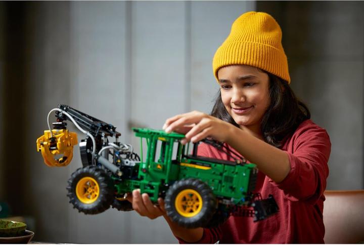 Actual product image LEGO John Deere 948L-II Skidder (42157, LEGO Technic)