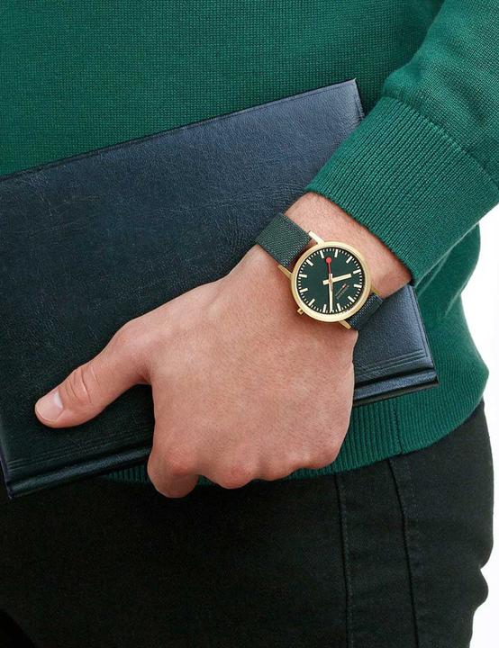 Actual product image Mondaine Classic - von der Natur inspiriert - Ip Gold (Analogue wristwatch, 36 mm)
