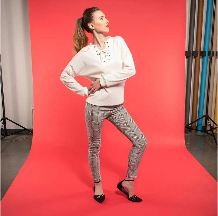 Actual product image Savage Background 2.72 x 11m Red (272 cm, 1100 cm)