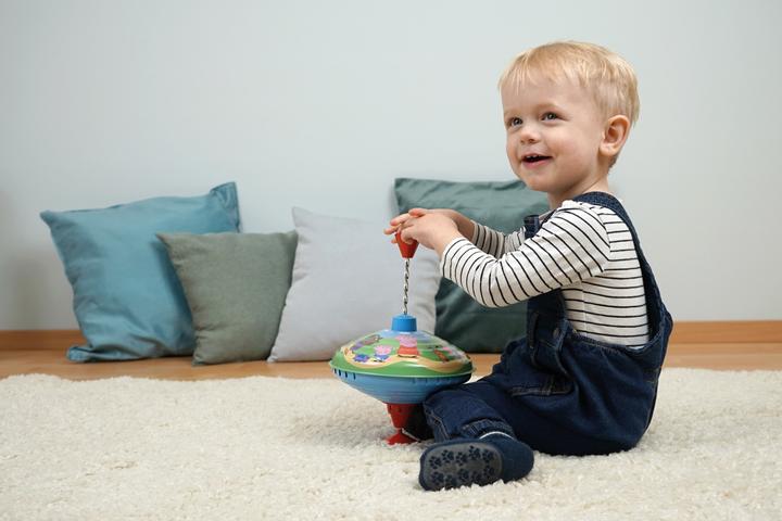 Image du produit Lena Toupie bourdonnante 19 cm Peppa Pig, boîte de présentation