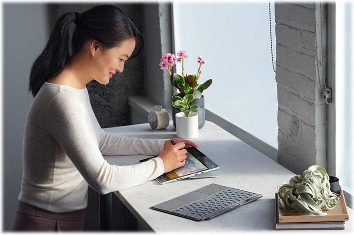 Actual product image Microsoft Surface Pro Bundle (CH, Docking)