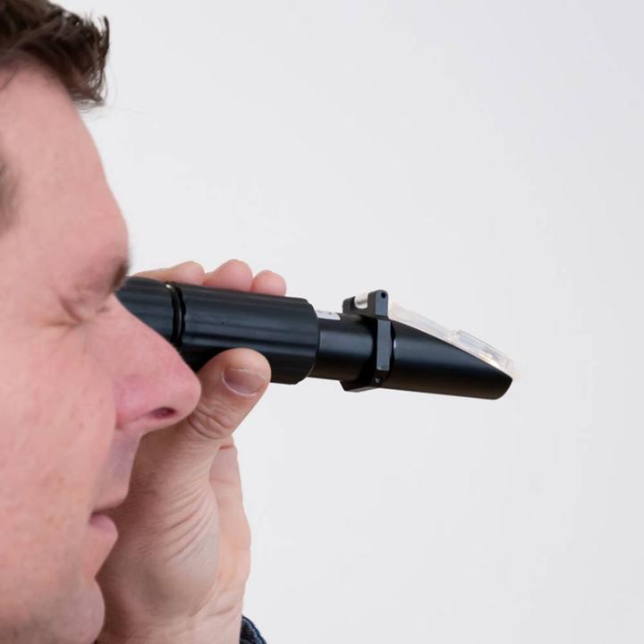 Produktbild PCE Instruments Instruments PCE-032-LED Brix Refraktometer mit LED-Beleuchtung (Messgerätkoffer)