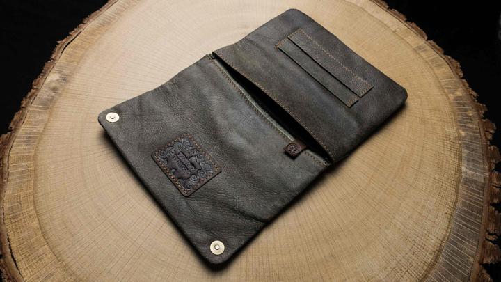 Pelle liscia marrone con borchie color bronzo