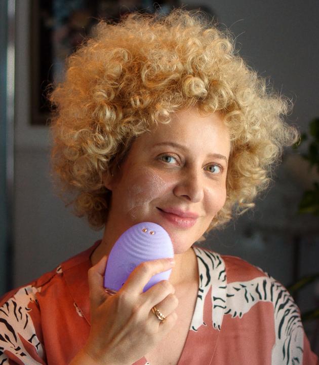Actual product image Foreo LUNA Plus 4 Cleaning and lifting sonic brush - Variant: Sensitive Skin