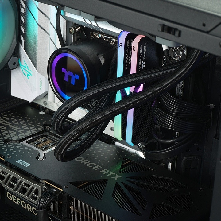 Produktbild Thermaltake Titan Black (Intel Core i9-13900KF, 32 GB, 2000 GB, GeForce RTX 4090)
