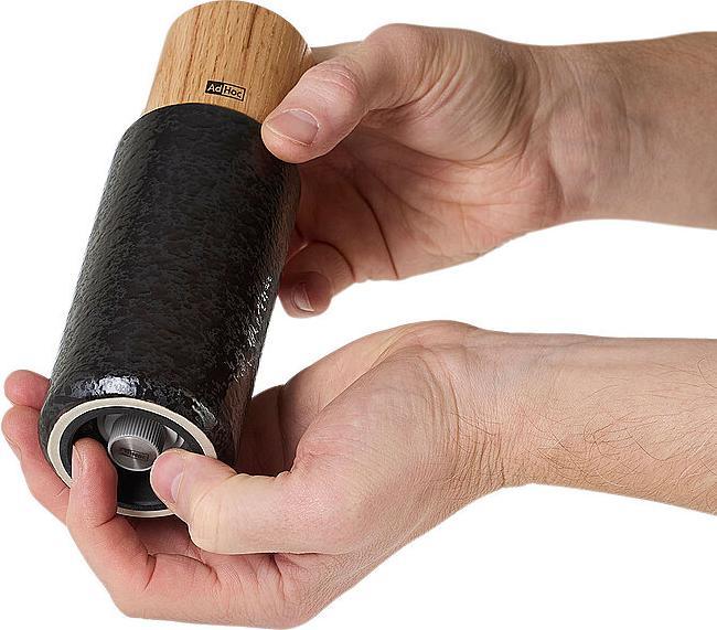 Productafbeelding AdHoc Yara peper/zoutmolen, zwart, CeraCut® keramische molen, keramiek/rood eikenhout, D: 6,2 cm, H: 18
