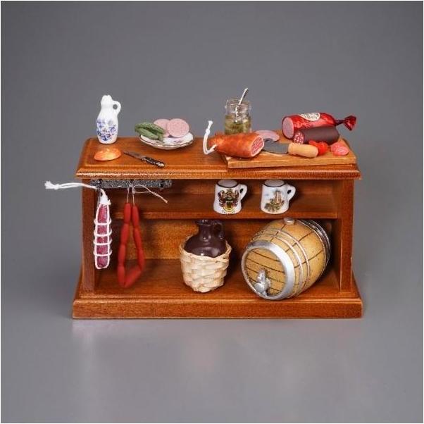 Reutter, Miniature, Metzgertheke dekoriert mit Wurst, Fass und Porzellan