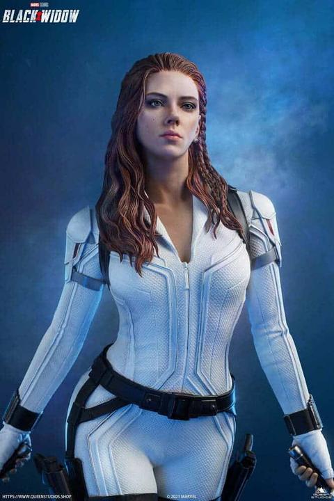Actual product image Queen Studios Black Widow "Black Widow - Snow Suit Edition" 1/4 Statue