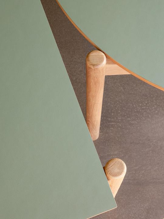 Image du produit Hübsch Oblique Esstisch Runde Olive (115 x 75 cm)
