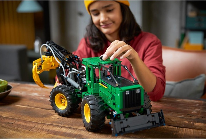 Actual product image LEGO John Deere 948L-II Skidder (42157, LEGO Technic)