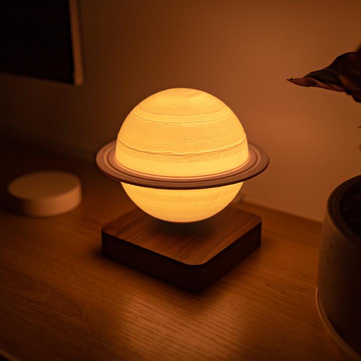 Produktbild Geschenkidee (Ø18cm) Schwebender LED Saturn mit Holzsockel - Dekoleuchte