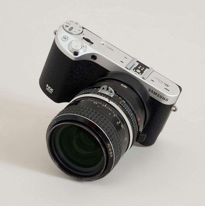 Produktbild Urth Lens Mount Adapter: Compatible with Nikon F Lens to Samsung NX Camera Body