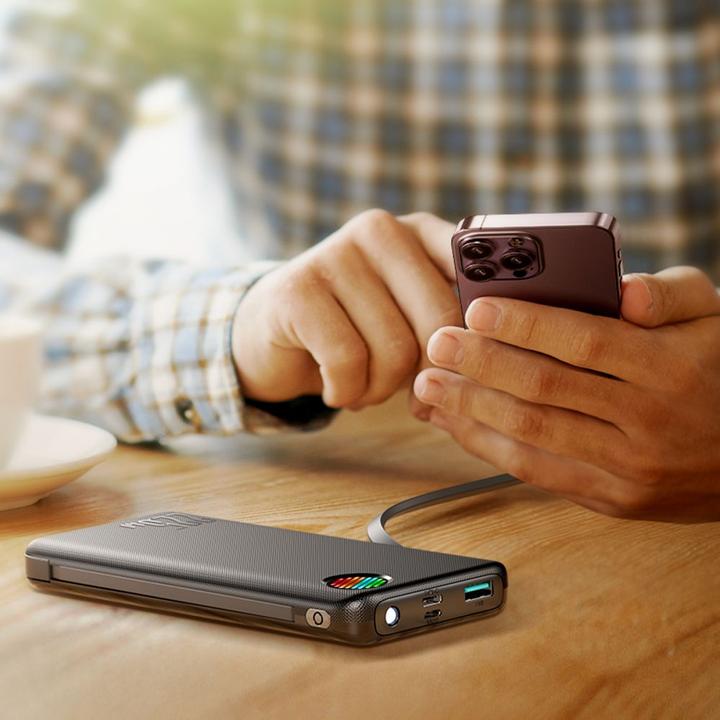 Produktbild Joyroom JR-L014 22,5 W 10000 mAh Powerbank mit integrierten USB-C-/ Lightning Kabeln + USB-A – USB-C (10000 mAh, 12 W, 37 Wh)