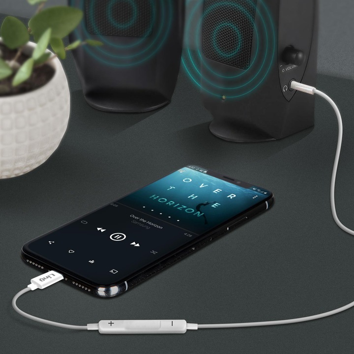 Actual product image LinQ White Lightning to 3.5mm jack audio adapter with remote control (Lightning, 3.5mm jack)