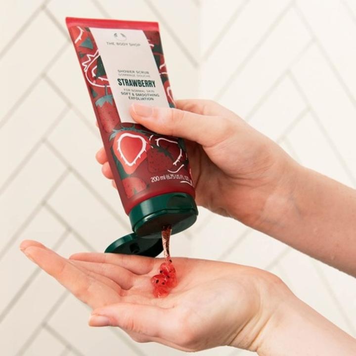 Produktbild The Body Shop Strawberry Shower Scrub (200 ml)