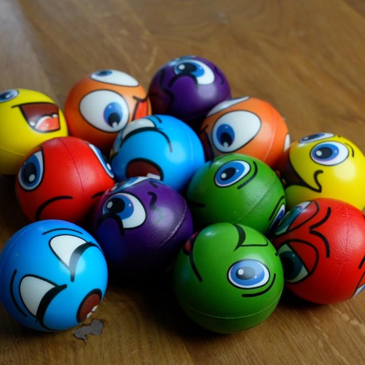 Produktbild I Am Creative Anti-Stress Schaumstoffbälle Emoji, 12er Set, Ø6cm, Fidget Knautschbälle, bunt