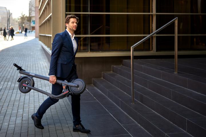 Produktbild Segway-Ninebot KickScooter E22D (20 km/h, 22 km, 300 W)