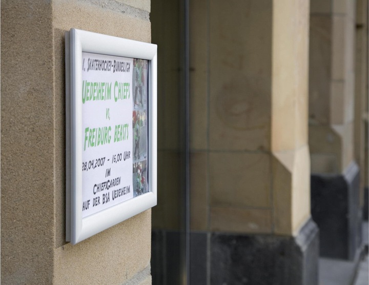 Image du produit Franken Cadre d'affichage "Outdoor", DIN A4, 25 mm de profil de cadre, cadre pliable en aluminium anodisé