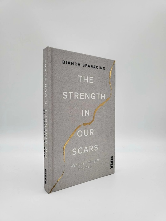 Produktbild The Strength In Our Scars (Deutsch, Bianca Sparacino, Renate Grasstat, 2023)
