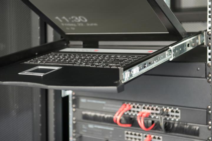 Produktbild Digitus Modulare Konsole mit 17" TFT (43,2cm), 16-Port KVM & Touchpad, UK-Tastatur