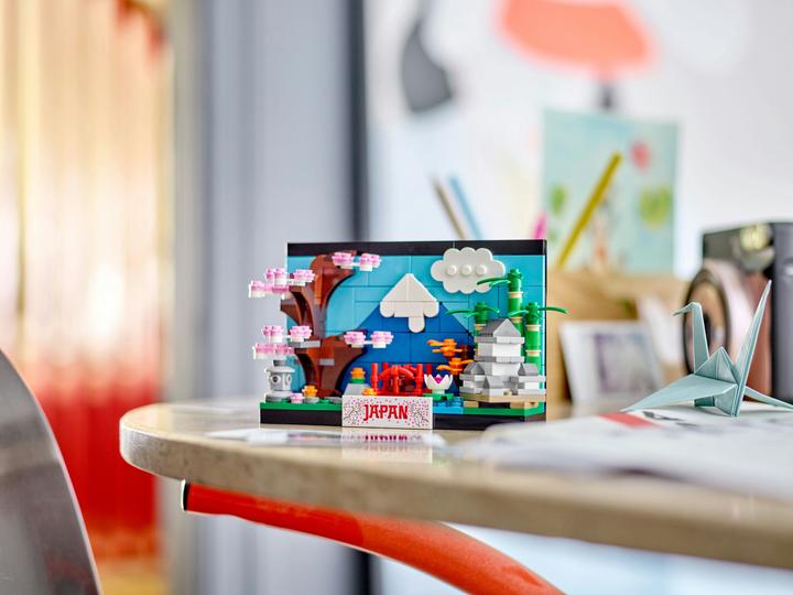 Actual product image LEGO Creator postcard from Japan (40713, LEGO Creator Expert)