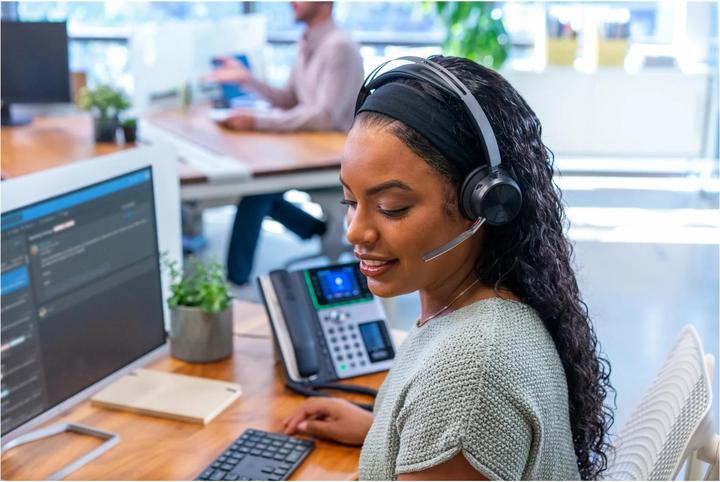 Productafbeelding Poly Headset Voyager Focus 2 UC - USB-A zonder oplaadstation (Draadloze, Bedraad, USB-A)