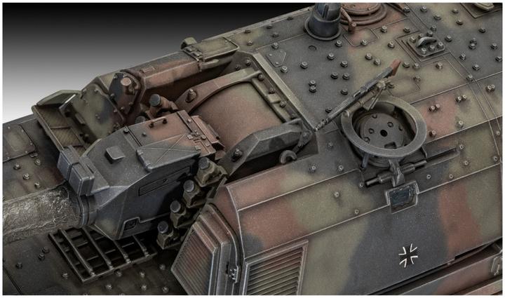 Actual product image Revell self-propelled howitzer 2000