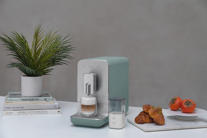Image du produit Smeg BCC13EGMEU Machine à café espresso avec fonction lait Vert émeraude