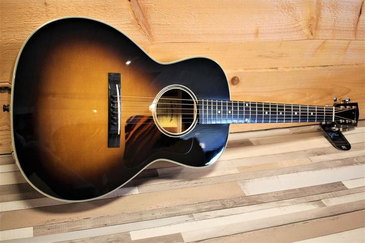 Actual product image Eastman Guitars Eastman E10OOSS-TC Sunburst (Acoustic guitar, Back and sides: mahogany, Fingerboard: Ebony, Neck: Mahogany, Top: Adirondack spruce (thermo-treated))