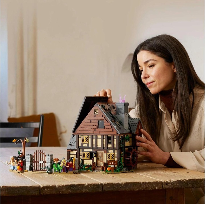 Productafbeelding LEGO Disney Hocus Pocus: De Sanderson Sisters' Cottage 21341 (21341, LEGO Ideeën, LEGO Zeldzame Sets)