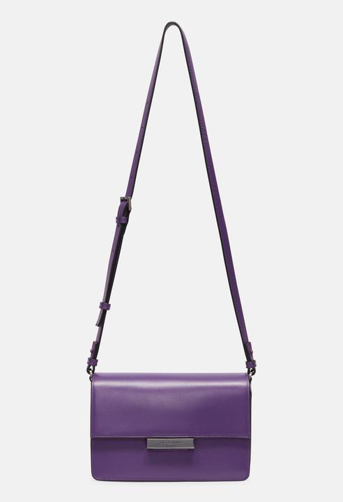 Actual product image Liebeskind Berlin Crossbody Geräumige Crossbody-Bag aus festem Glattleder