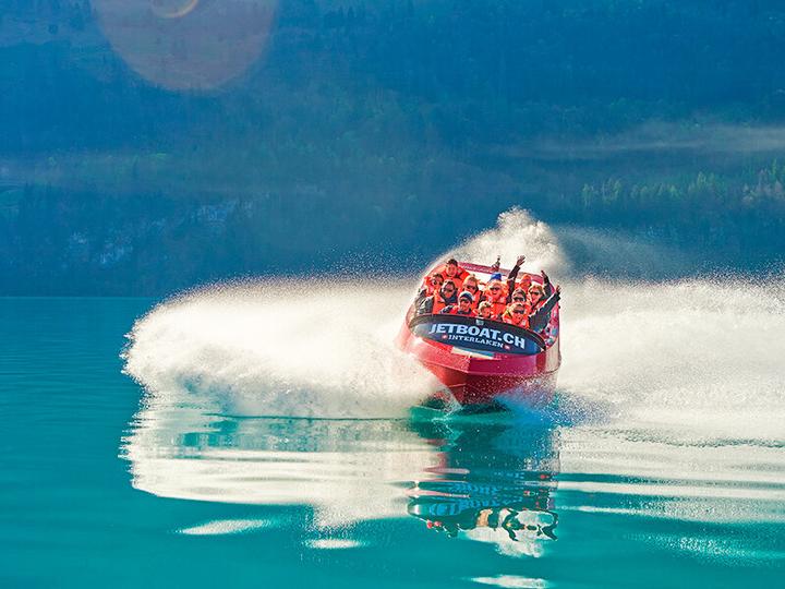 Actual product image Smartbox Plaisir aquatique à Interlaken : tour en jet boat avec briefing pour 1 enfant (1 pers.)